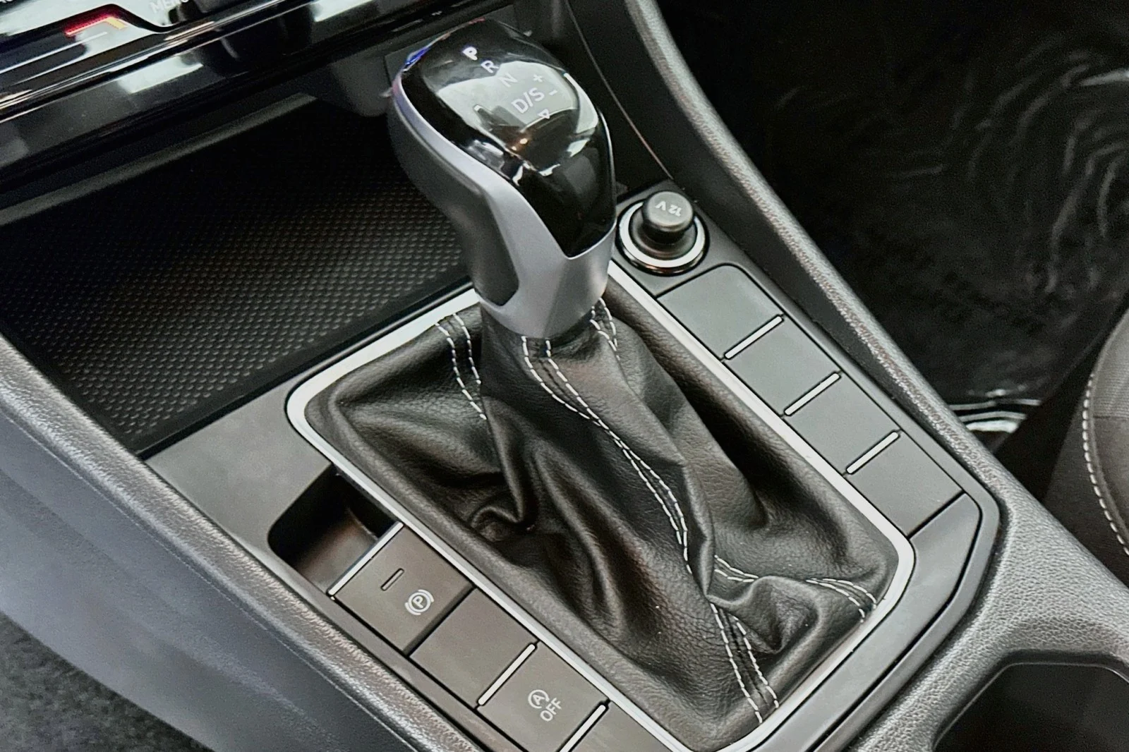 Used 2025 Platinum Gray Metallic Volkswagen S image 7