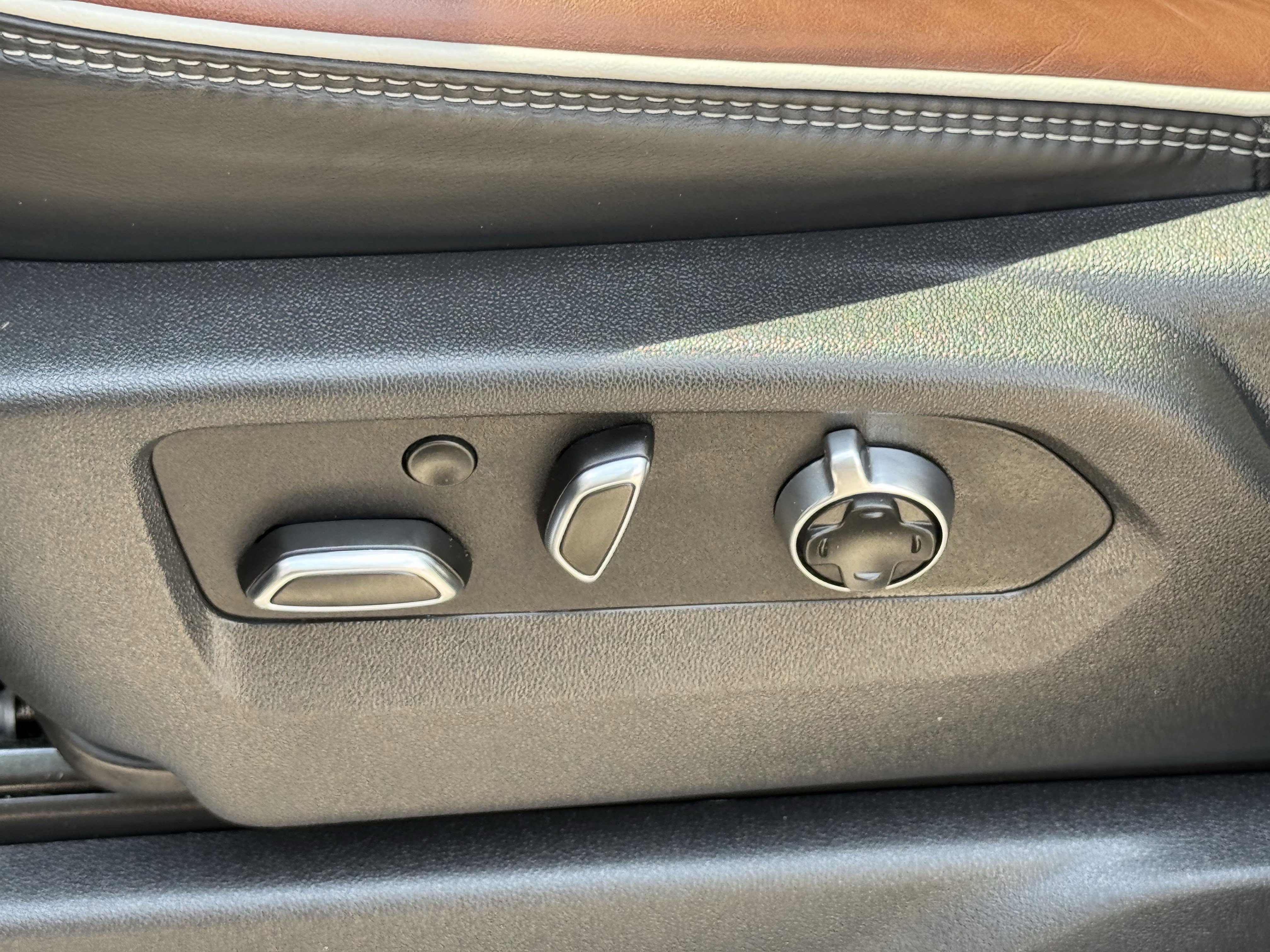 Used 2025 Onyx Black GMC Denali Ultimate image 28