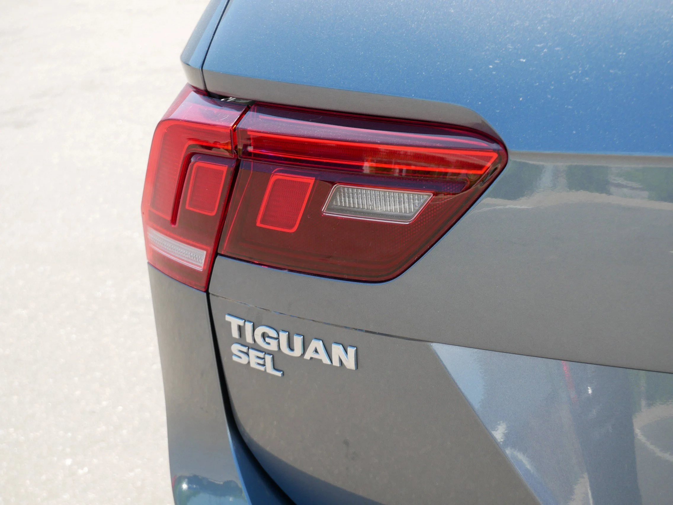 Used 2019 Platinum Gray Metallic Volkswagen SEL Premium image 17