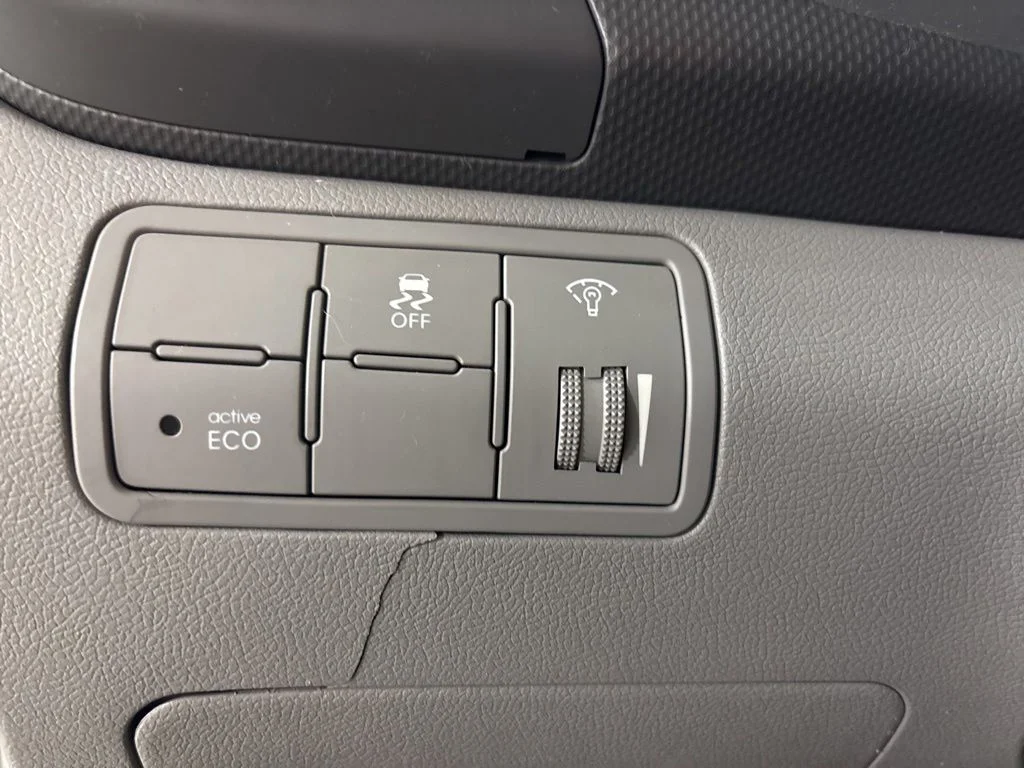 Used 2016 White Hyundai SE image 11