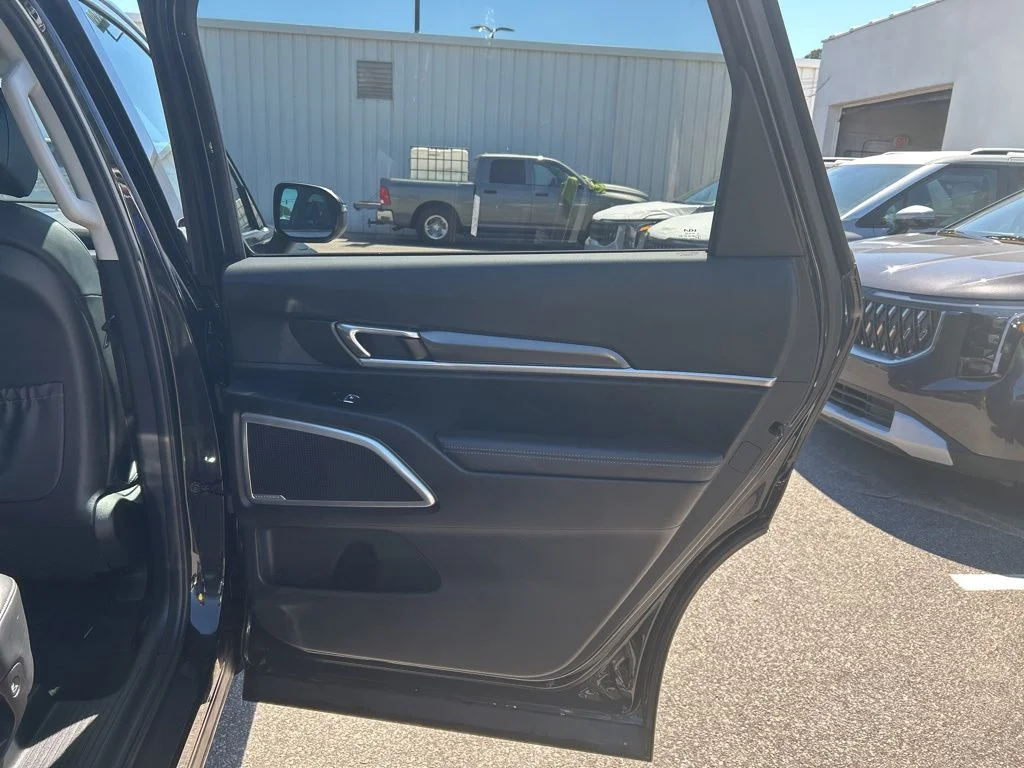 Used 2024 Black Kia S image 23