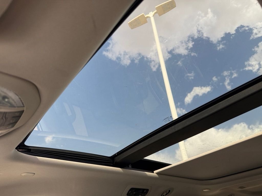 Used 2022 White Chrysler Limited image 8