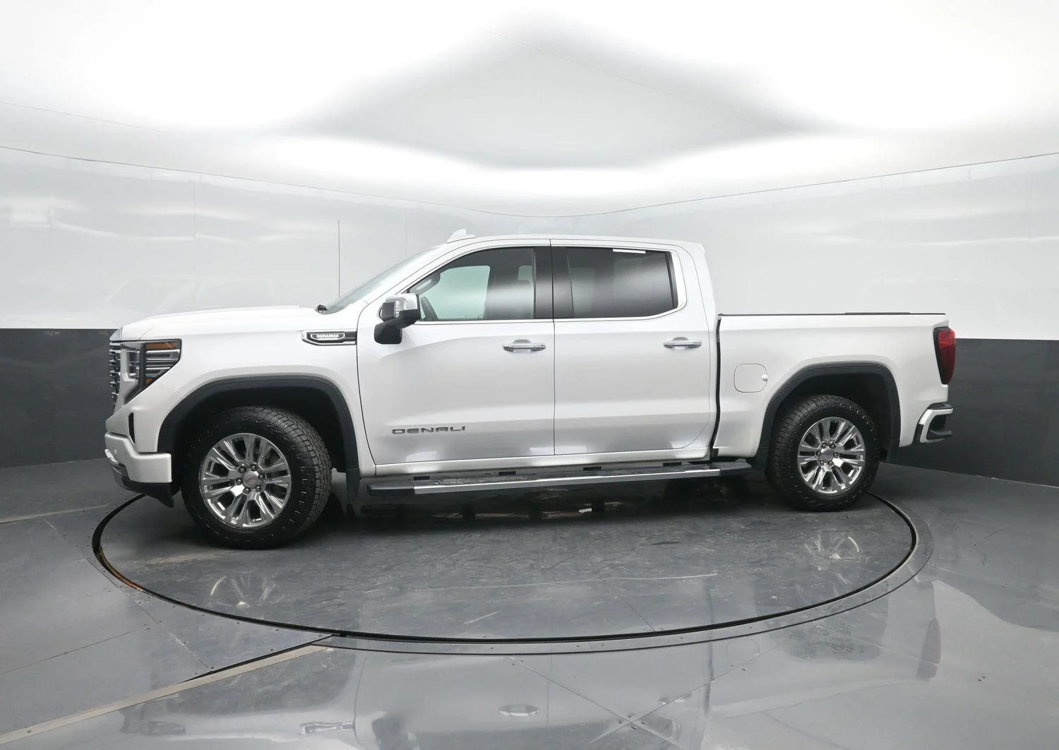 Used 2024 White Frost Tricoat GMC Denali image 1