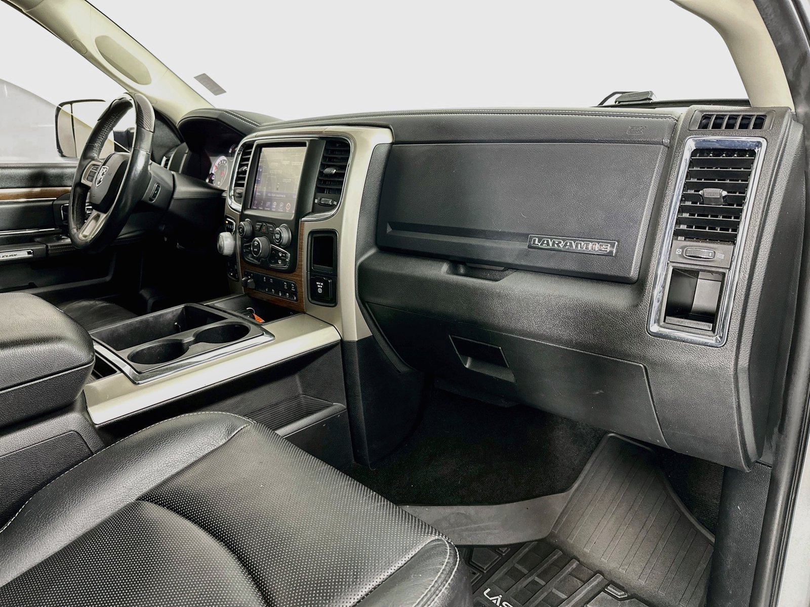 Used 2015 Bright Silver Clearcoat Metallic Ram Laramie image 32