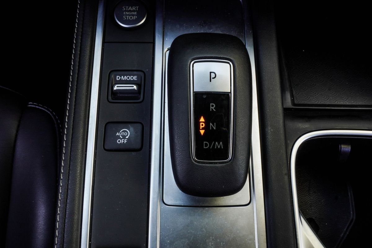 Used 2025 White INFINITI LUXE image 21