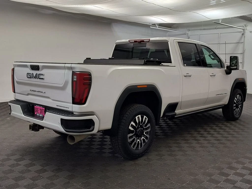 Used 2024 White Frost Tricoat GMC Denali Ultimate image 9