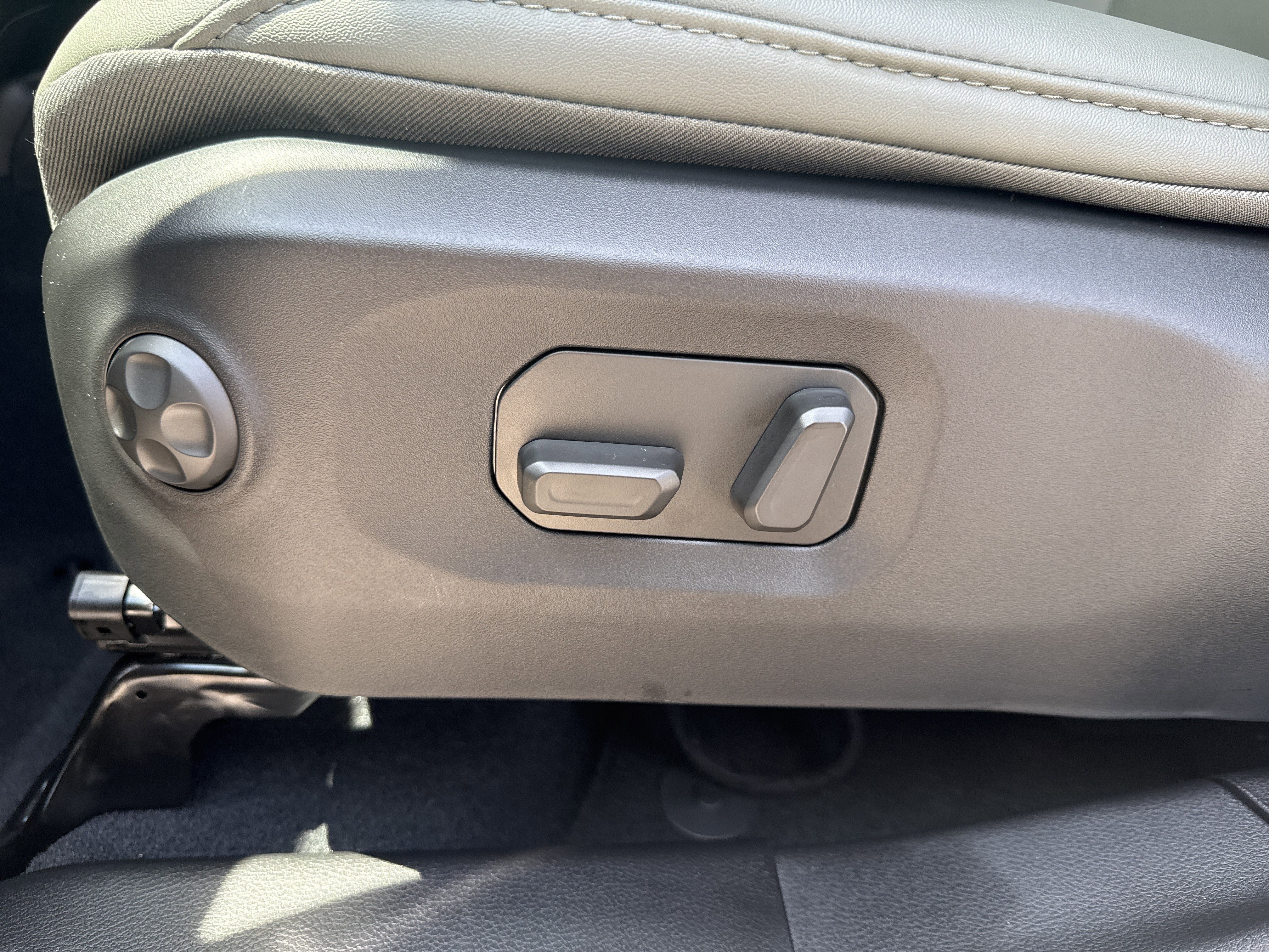 New 2026 Black Clear-Coat Exterior Paint Jeep Mojave X image 10