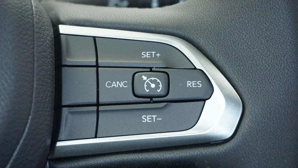 New 2026 Diamond Black Crystal Pearlcoat Jeep Latitude image 42
