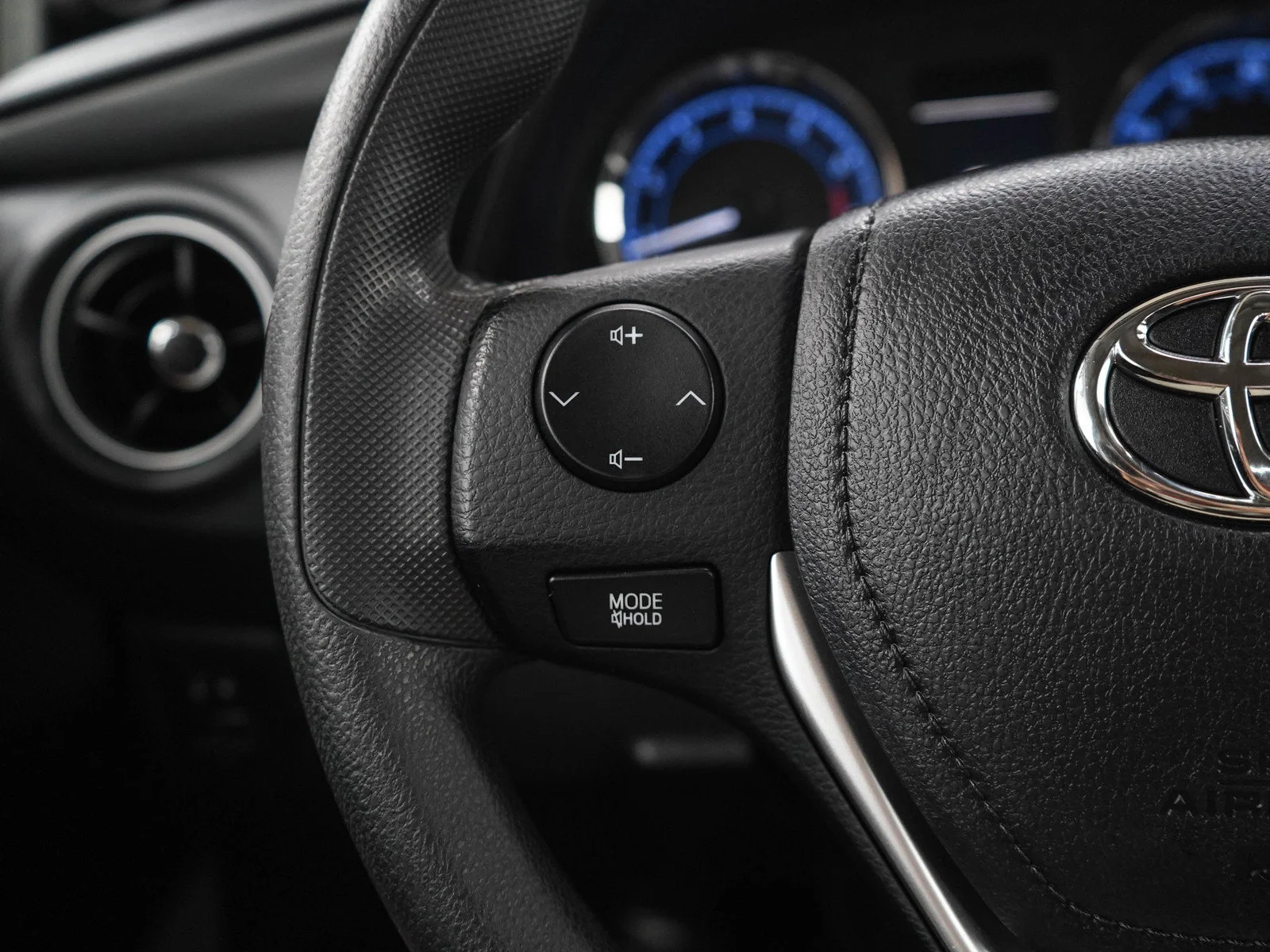 Used 2018  Toyota LE image 23