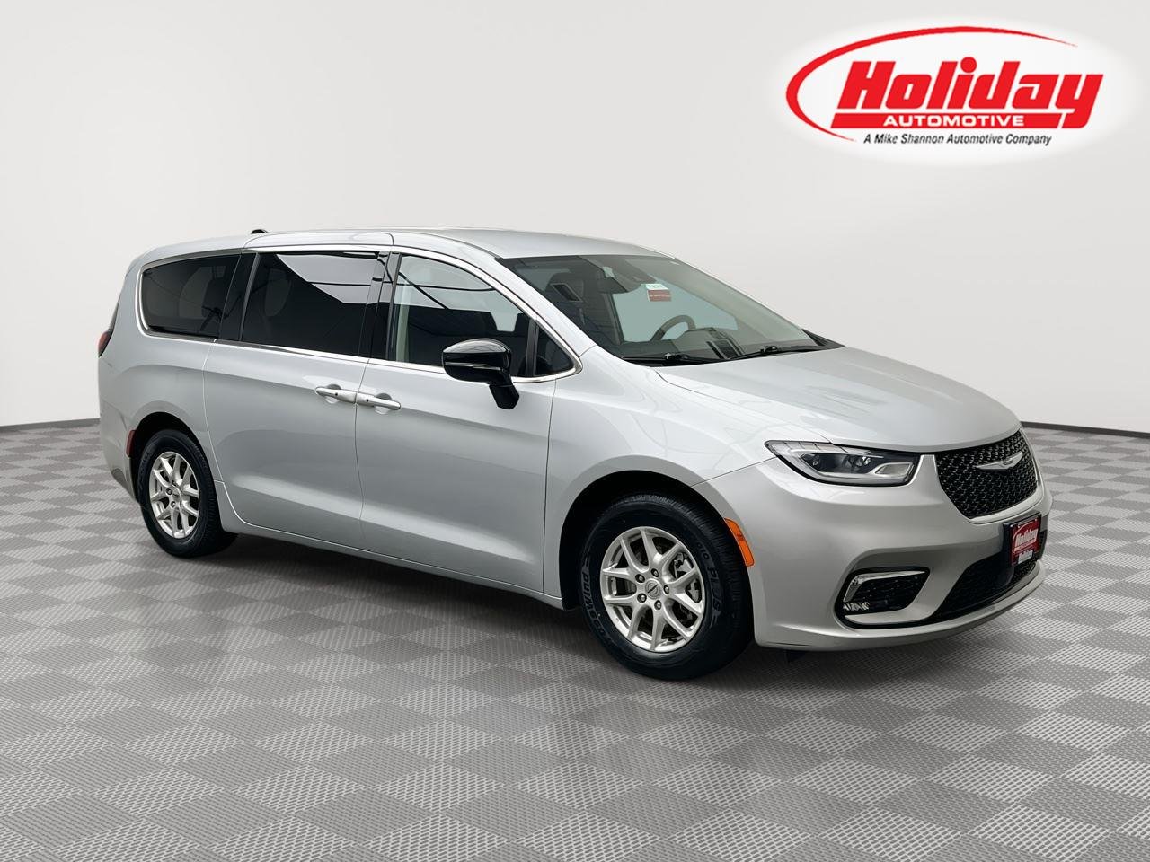 Used 2024 Silver Mist Clearcoat Chrysler Touring L image 1