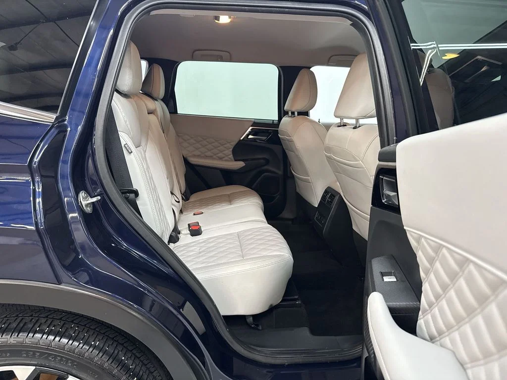Used 2022  Mitsubishi SEL image 17
