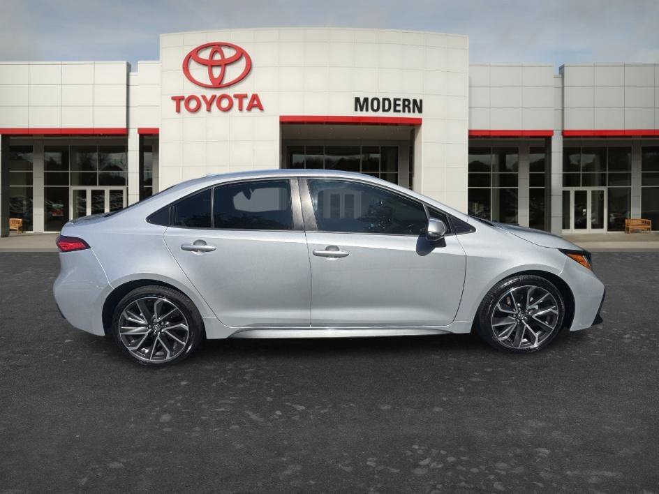 Used 2022 Classic Silver Metallic Toyota SE image 4