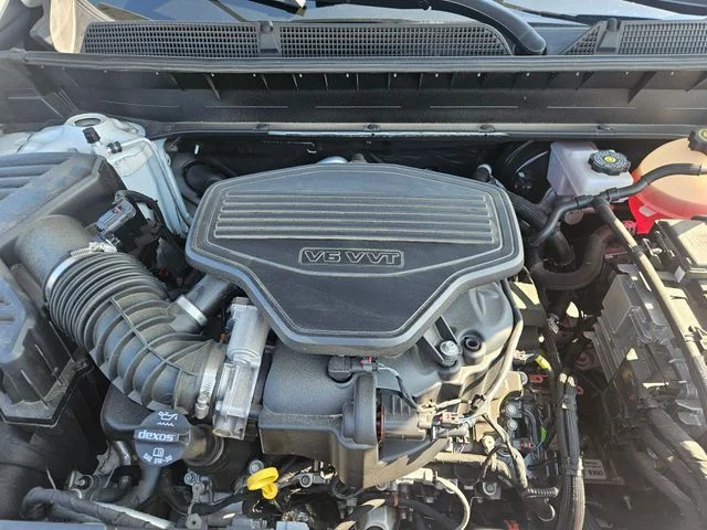 Used 2023 White GMC SLT image 22