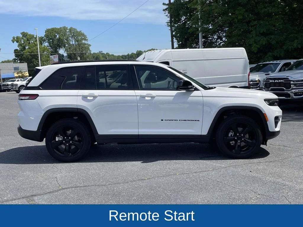 Used 2023 White Jeep Altitude X image 9