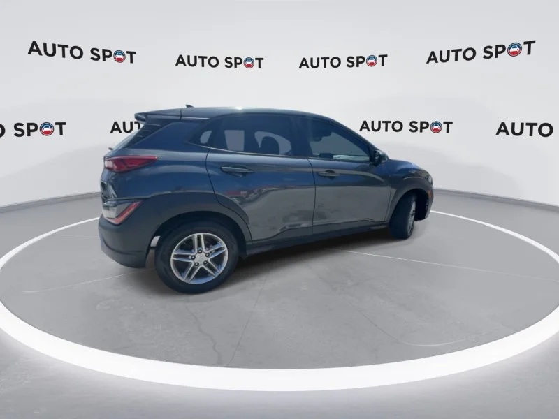 Used 2022 Gray Hyundai SE image 9