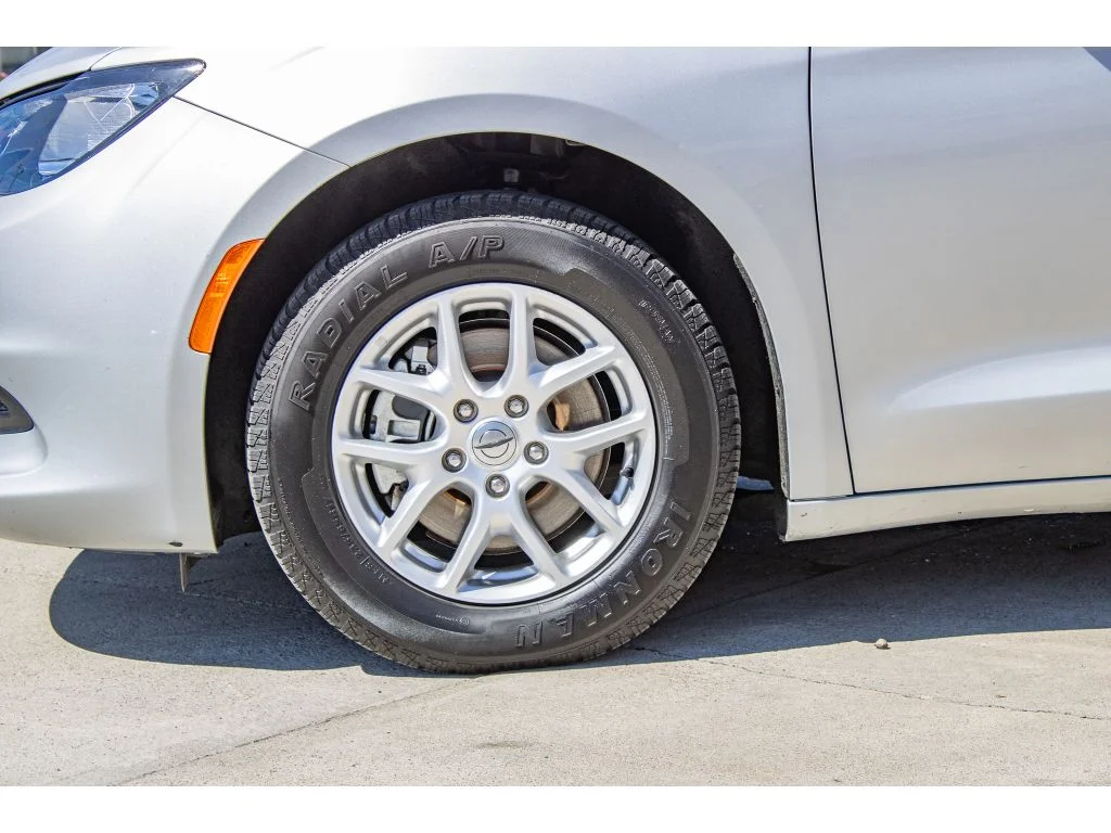 Used 2023 Silver Mist Clearcoat Chrysler LX image 5