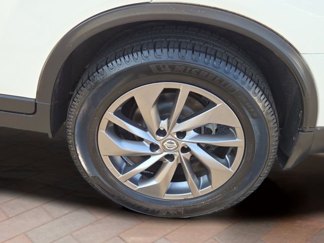 Used 2016 Pearl White Nissan SL image 26