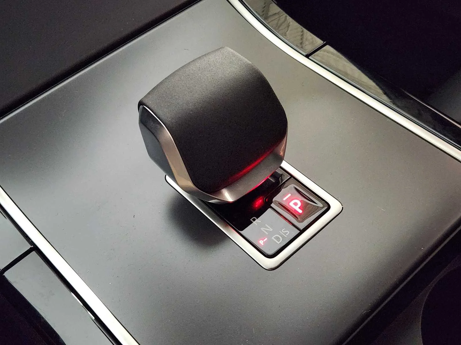 New 2026 Fuji White Land Rover S - P250 image 30
