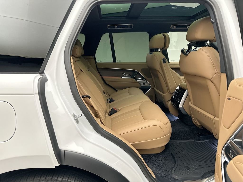 New 2026 Fuji White Land Rover SE image 7
