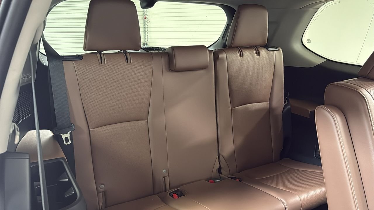 Certified Used 2025  Toyota Platinum image 17