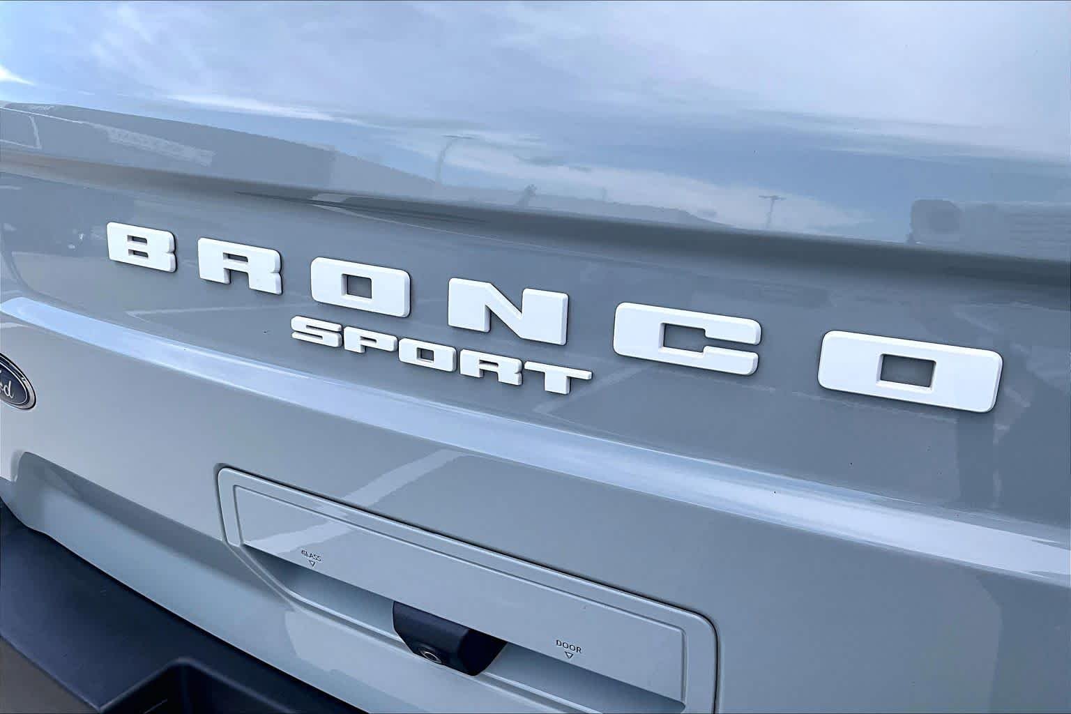 Used 2023 Cactus Gray Ford Badlands image 9