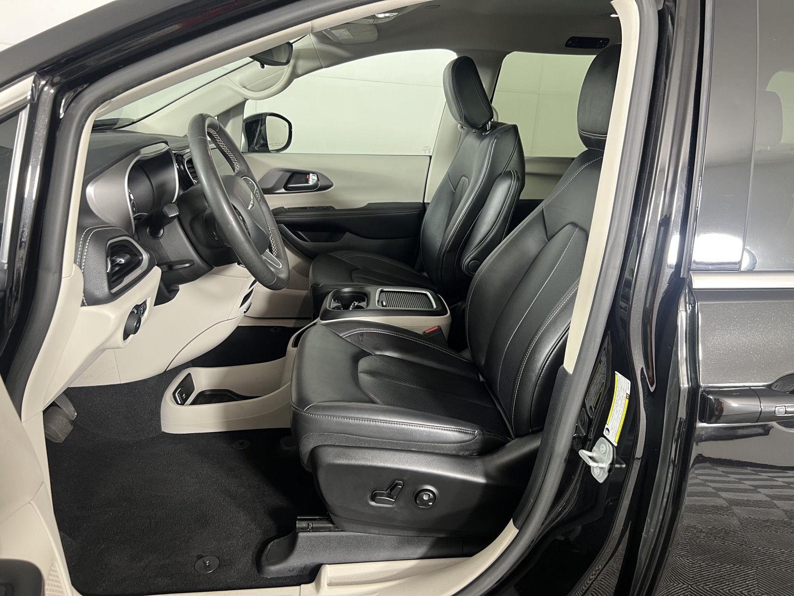 Used 2024 Diamond Black Crystal Pearlcoat Chrysler Touring L image 9