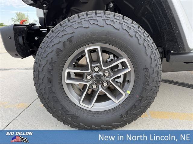 New 2026 Bright White Clear-Coat Exterior Paint Jeep Mojave X image 5