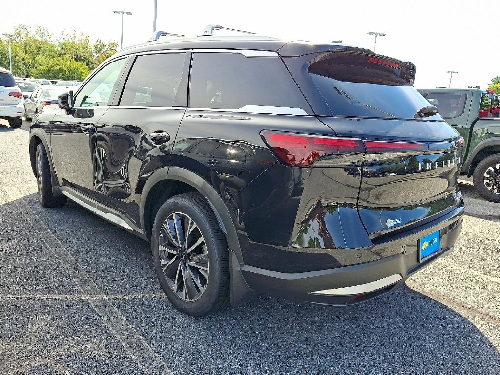 Used 2026 Black INFINITI LUXE image 4