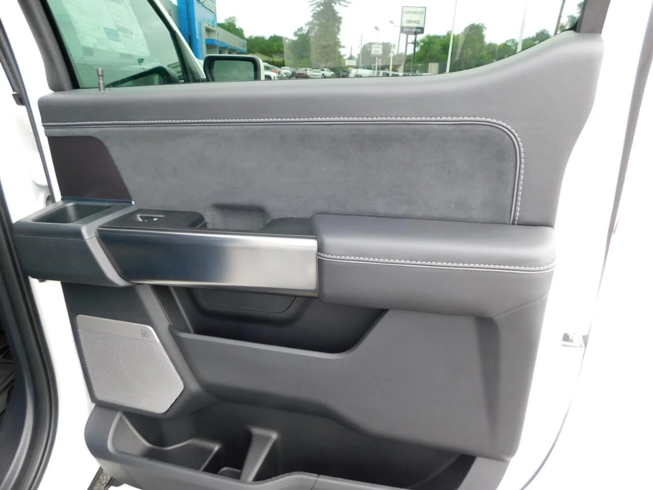 New 2026 Star White Metallic Tri-Coat Ford Platinum® image 12