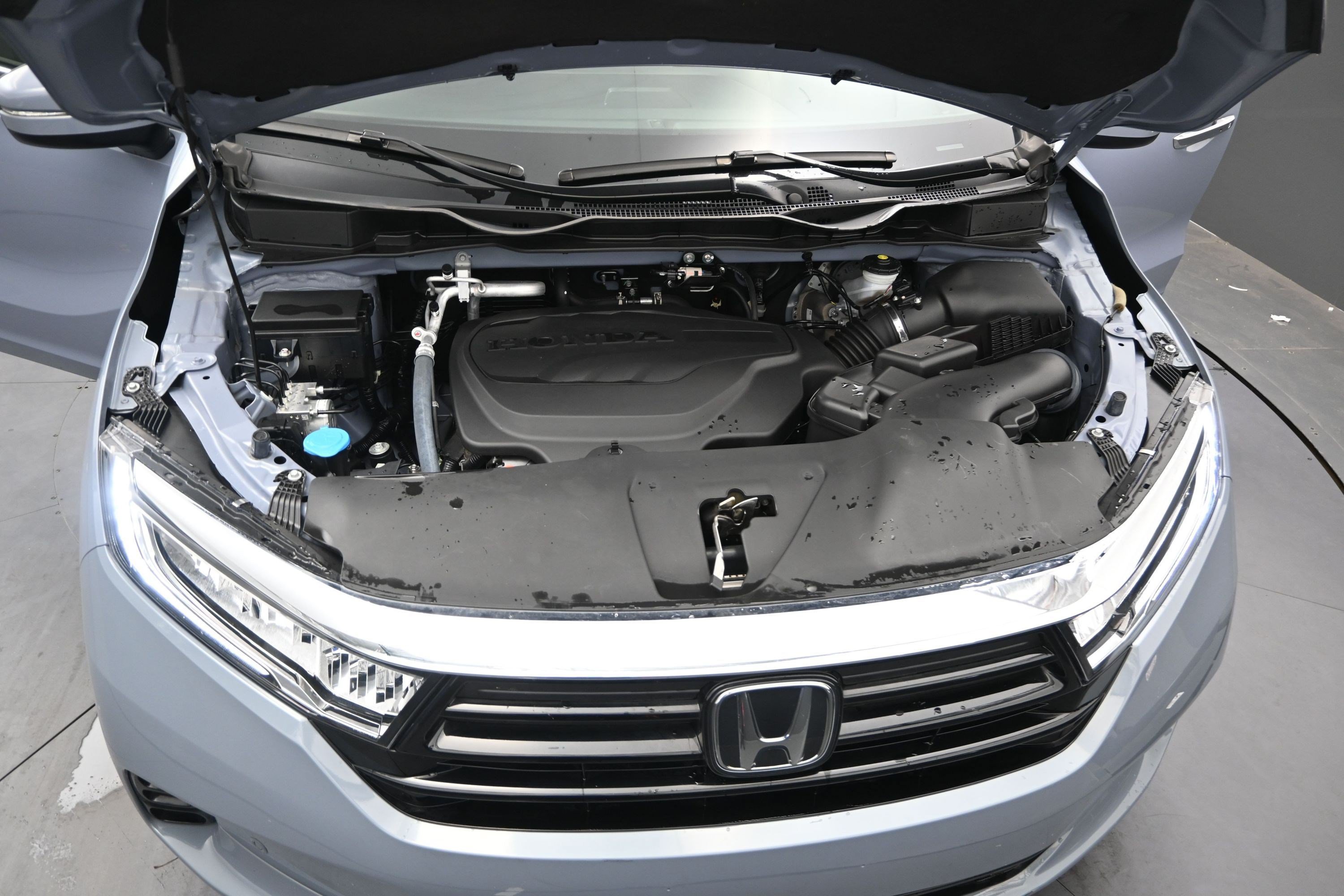 Used 2023 Sonic Gray Pearl Honda Touring image 12