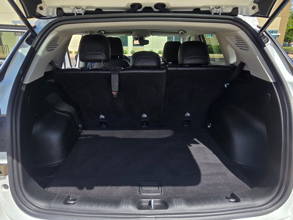 Used 2022 Bright White Clearcoat Jeep Latitude image 30