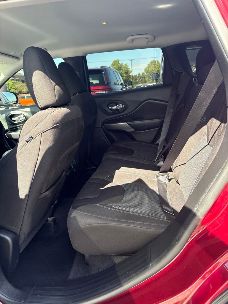 Used 2021 Velvet Jeep Latitude image 9