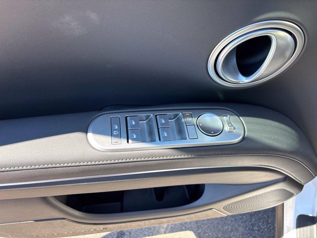 New 2026 White Hyundai SEL 8P image 12