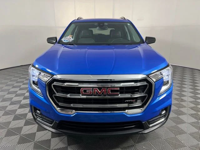 Used 2024  GMC AT4 image 2