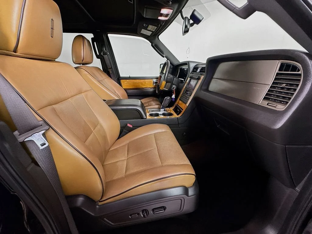 Used 2013 Black Lincoln Base image 36