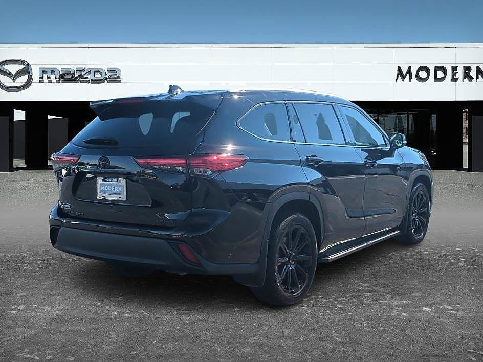 Used 2022 Midnight Black Metallic Toyota XLE image 5