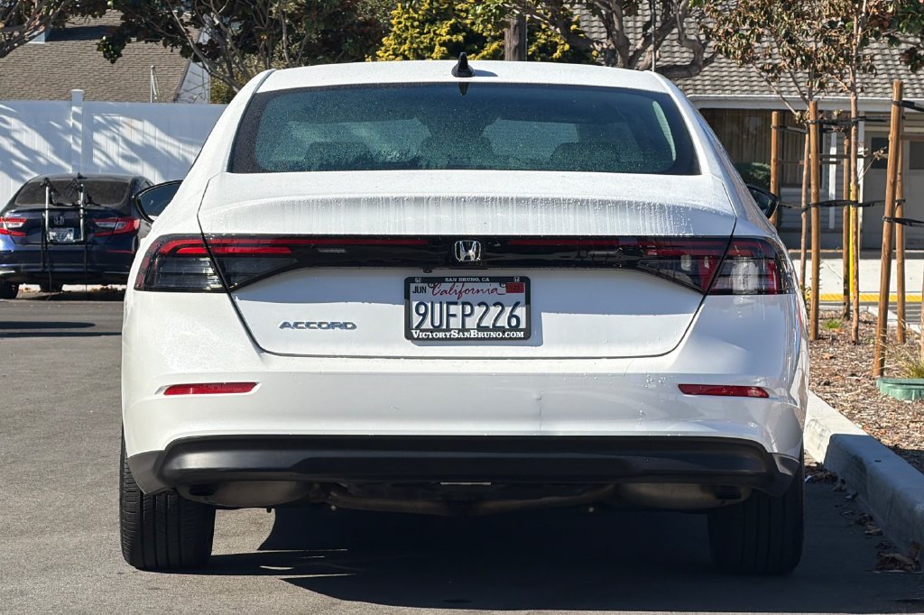 Used 2025 Platinum White Pearl Honda SE image 5