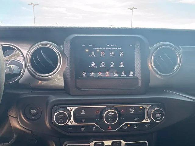 Used 2019  Jeep Sahara image 21