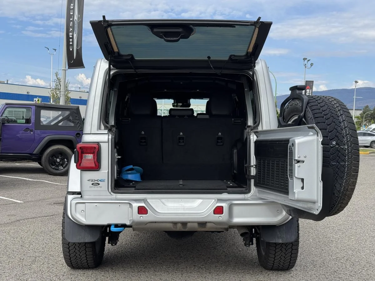 Used 2024 Silver Jeep High Altitude image 8