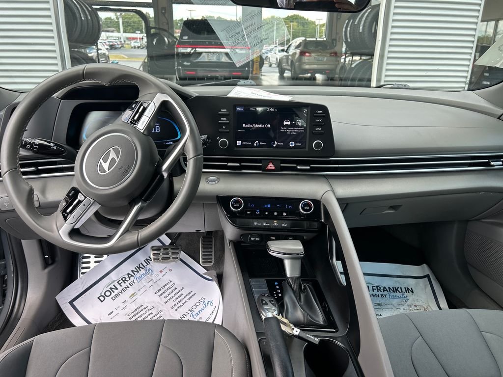 Used 2025 Gray Hyundai SEL Sport image 14