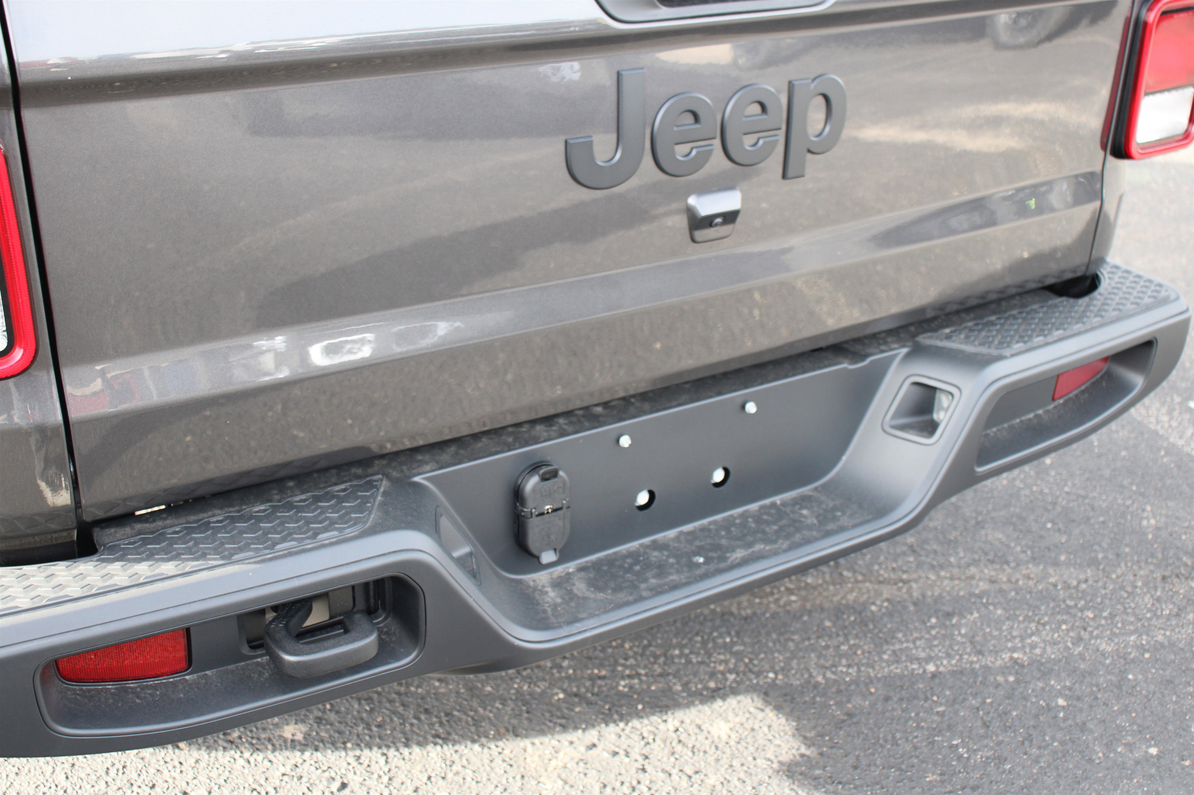 New 2026 Granite Crystal Metallic Clearcoat Jeep Sport S image 24