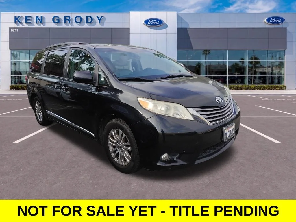 2015 Toyota Sienna XLE Premium V6 8-Passenger's photo