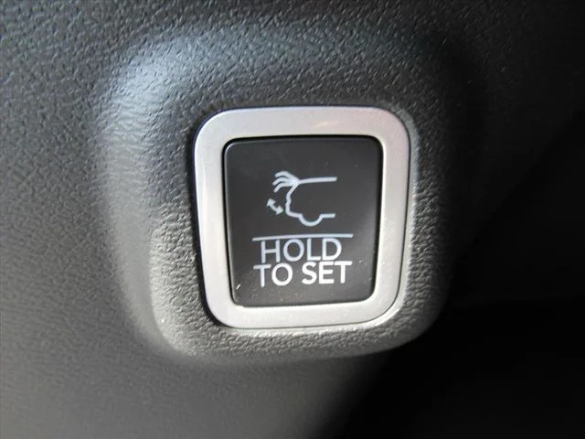 New 2026 Diamond Black Crystal Pearl-Coat Exterior Paint Jeep Limited image 35