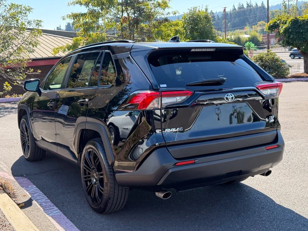 Used 2019 Midnight Black Metallic Toyota XLE Premium image 5