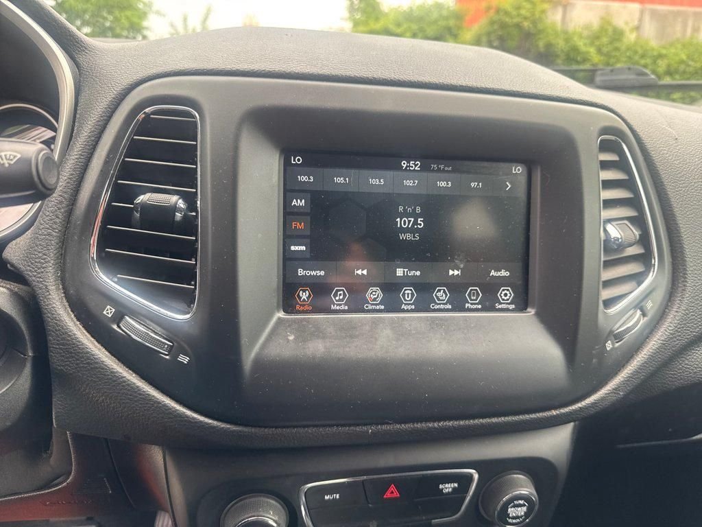 Used 2020 White Jeep Latitude image 41