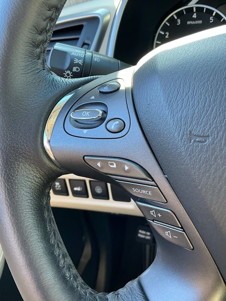 Used 2022 White Nissan SL image 34