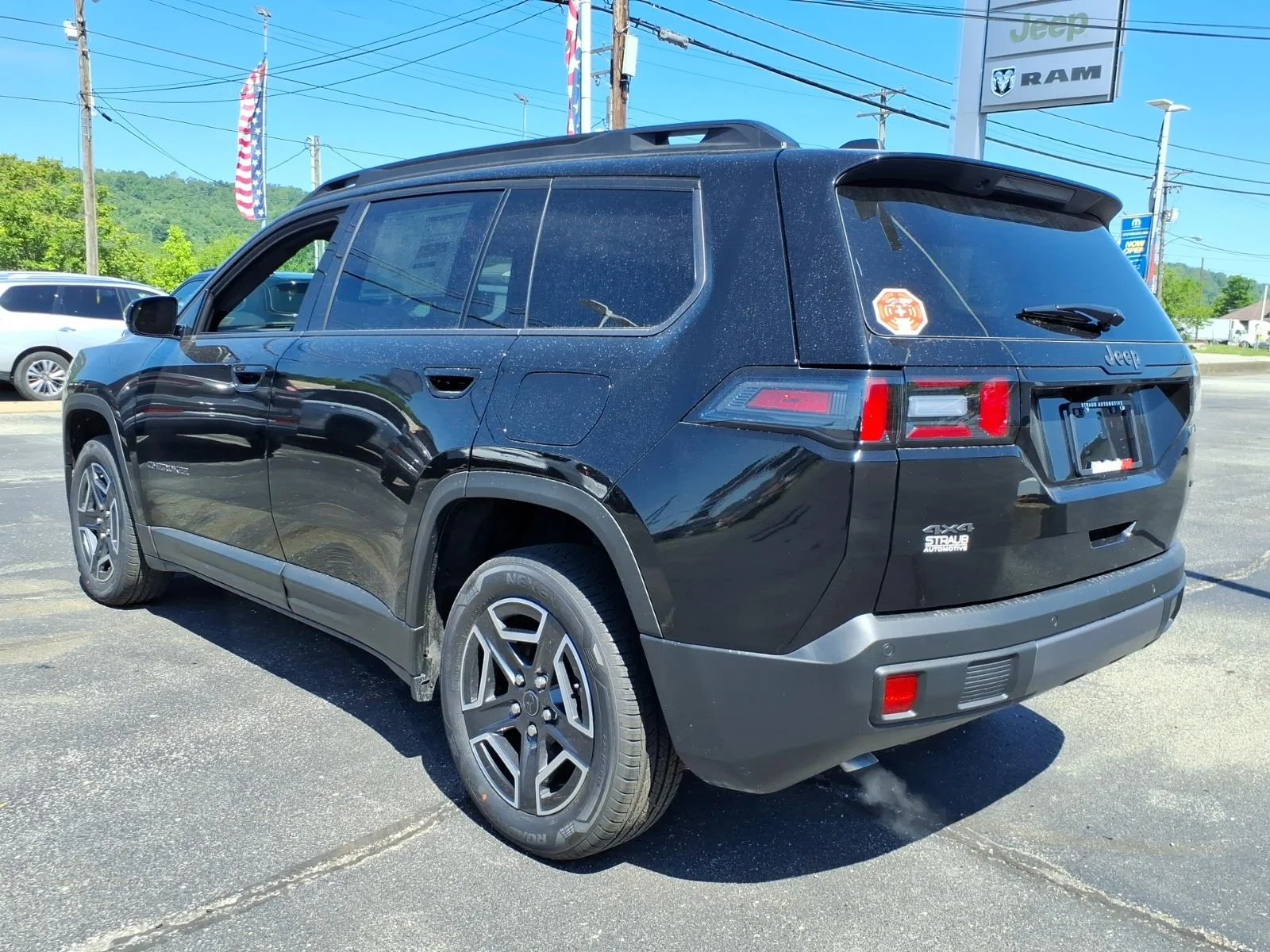 New 2026 Diamond Black Crystal Pearl-Coat Exterior Paint Jeep Limited image 3