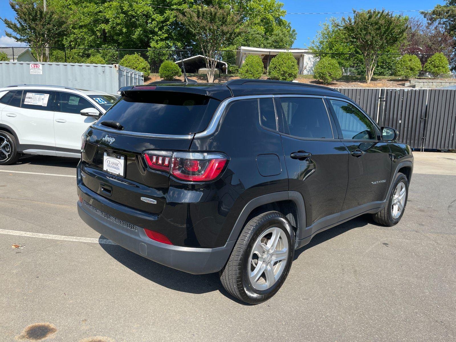 Used 2024 Diamond Black Crystal Pearlcoat Jeep Latitude image 5