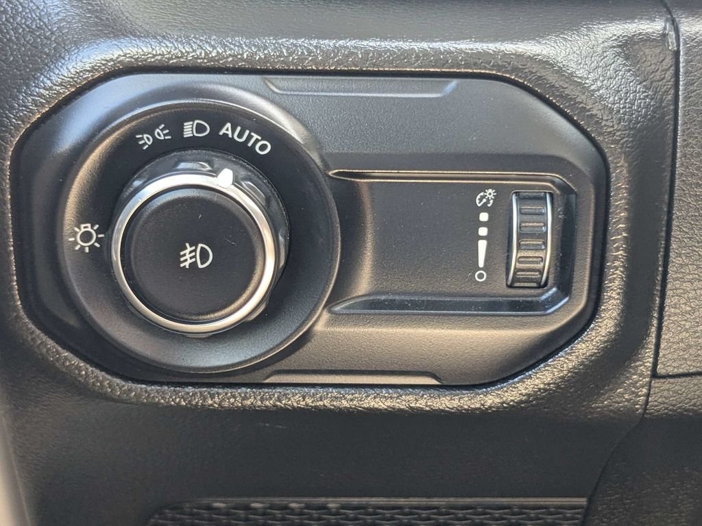 Used 2023 White/off-white Jeep Sahara image 26