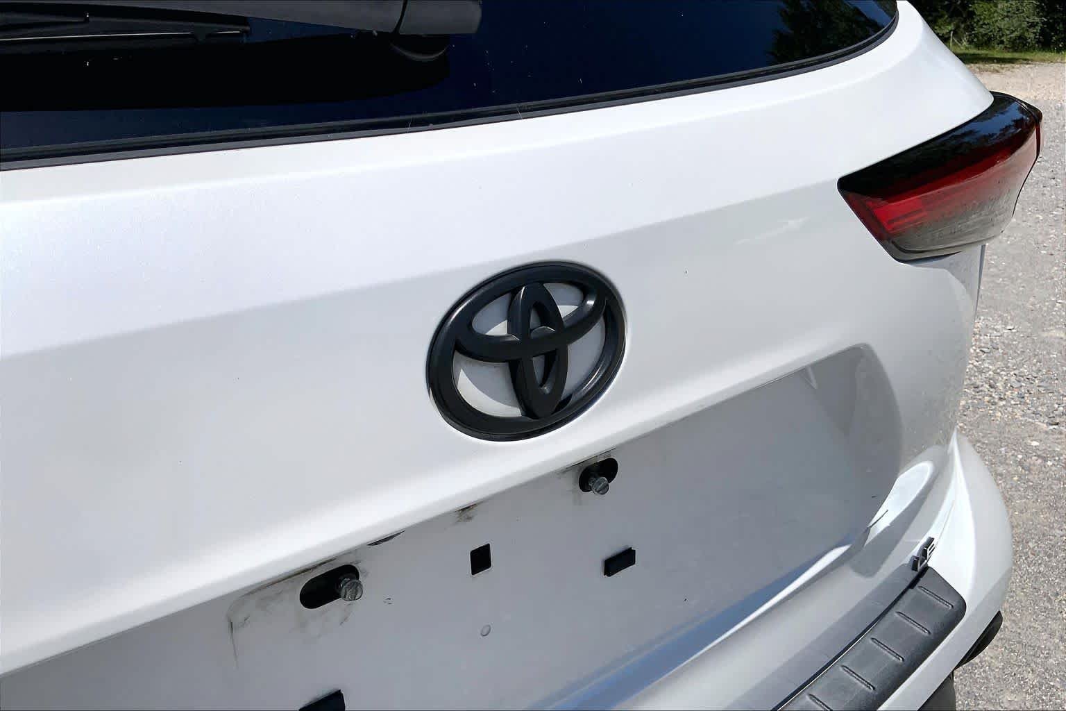 Used 2022 Wind Chill Pearl Toyota LE image 33